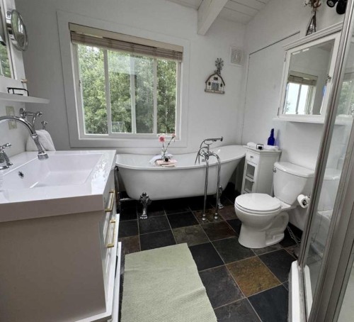 33374 Range Road 55, Rural Mountain View County, AB - Indoor Photo Showing Bathroom
