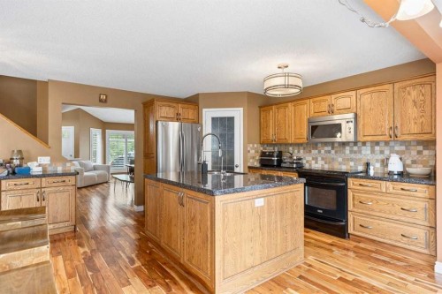 152 Douglas Glen Mews Se, Calgary, AB - Indoor Photo Showing Kitchen