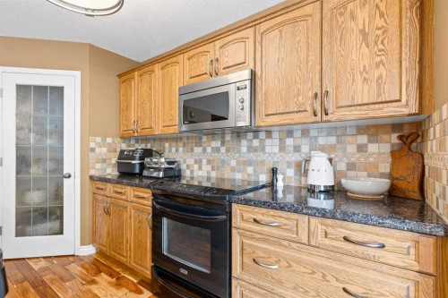 152 Douglas Glen Mews Se, Calgary, AB - Indoor Photo Showing Kitchen