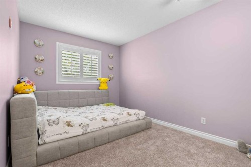 152 Douglas Glen Mews Se, Calgary, AB - Indoor Photo Showing Bedroom