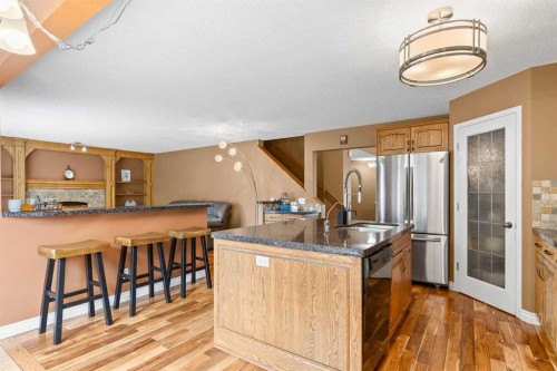 152 Douglas Glen Mews Se, Calgary, AB - Indoor Photo Showing Kitchen
