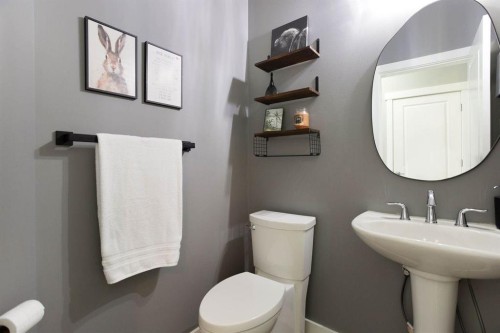 213 Kingsmere Cove Se, Airdrie, AB - Indoor Photo Showing Bathroom