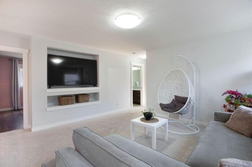 213 Kingsmere Cove Se, Airdrie, AB - Indoor Photo Showing Living Room