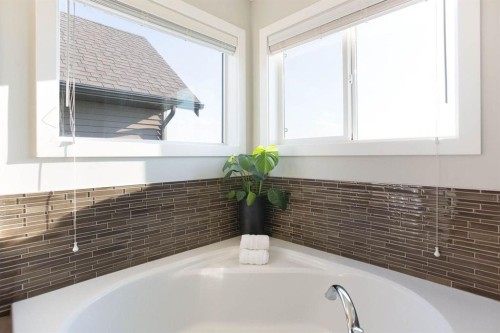 213 Kingsmere Cove Se, Airdrie, AB - Indoor Photo Showing Bathroom