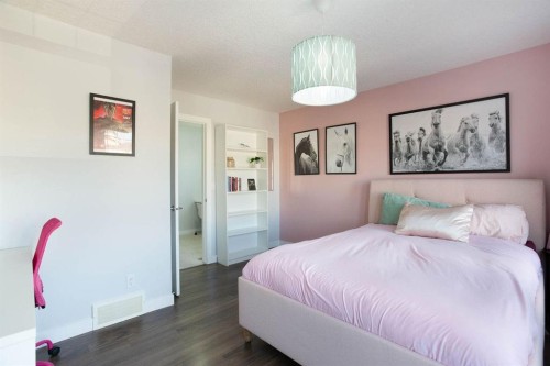 213 Kingsmere Cove Se, Airdrie, AB - Indoor Photo Showing Bedroom