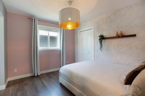 213 Kingsmere Cove Se, Airdrie, AB - Indoor Photo Showing Bedroom