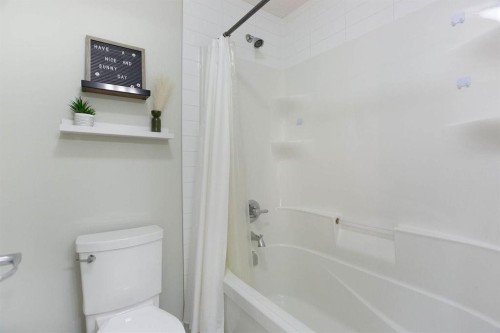 213 Kingsmere Cove Se, Airdrie, AB - Indoor Photo Showing Bathroom