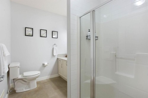213 Kingsmere Cove Se, Airdrie, AB - Indoor Photo Showing Bathroom