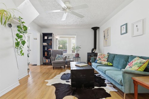 2912 17 Street Se, Calgary, AB - Indoor Photo Showing Living Room