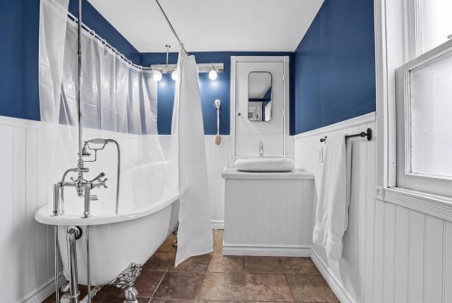 2912 17 Street Se, Calgary, AB - Indoor Photo Showing Bathroom