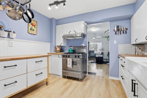 2912 17 Street Se, Calgary, AB - Indoor Photo Showing Kitchen