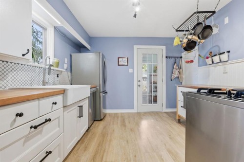 2912 17 Street Se, Calgary, AB - Indoor Photo Showing Kitchen