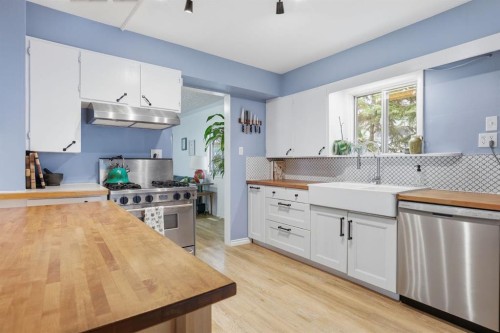 2912 17 Street Se, Calgary, AB - Indoor Photo Showing Kitchen