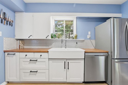 2912 17 Street Se, Calgary, AB - Indoor Photo Showing Kitchen