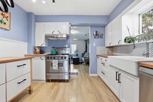 2912 17 Street Se, Calgary, AB - Indoor Photo Showing Kitchen