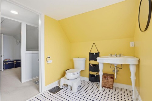 2912 17 Street Se, Calgary, AB - Indoor Photo Showing Bathroom