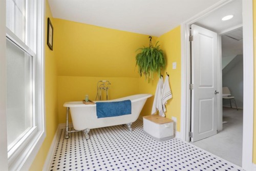 2912 17 Street Se, Calgary, AB - Indoor