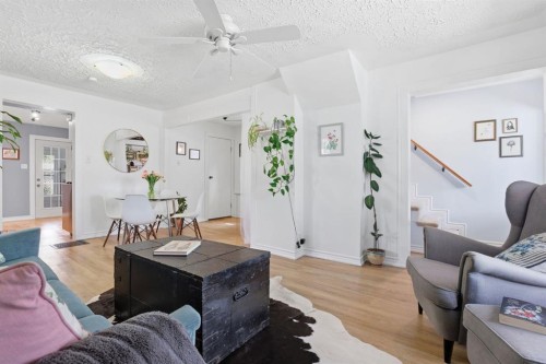 2912 17 Street Se, Calgary, AB - Indoor Photo Showing Living Room