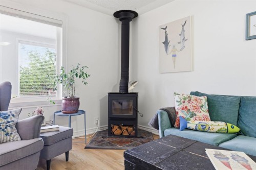 2912 17 Street Se, Calgary, AB - Indoor Photo Showing Living Room