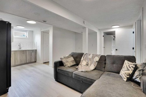 3935 14 Avenue Ne, Calgary, AB 