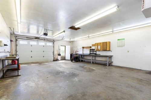3819 1 Street Ne, Calgary, AB - Indoor Photo Showing Garage