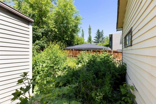 3819 1 Street Ne, Calgary, AB - Outdoor
