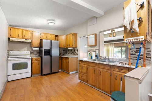3819 1 Street Ne, Calgary, AB - Indoor Photo Showing Kitchen With Double Sink