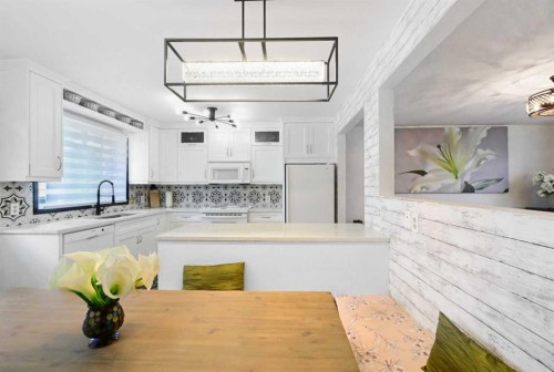 4420 3 Street Ne, Calgary, AB - Indoor Photo Showing Kitchen