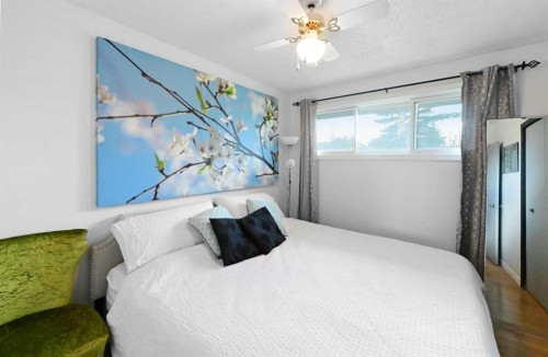 4420 3 Street Ne, Calgary, AB - Indoor Photo Showing Bedroom