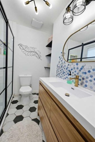 4420 3 Street Ne, Calgary, AB - Indoor Photo Showing Bathroom