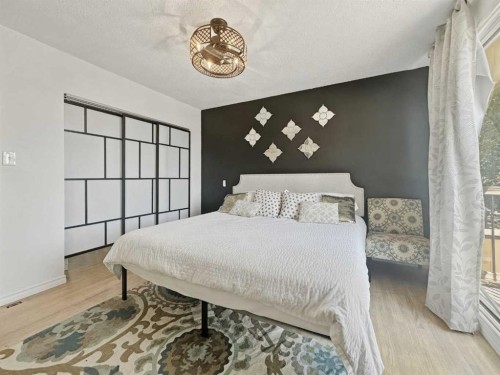 4420 3 Street Ne, Calgary, AB - Indoor Photo Showing Bedroom