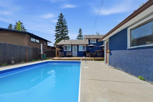 4420 3 Street Ne, Calgary, AB - Outdoor With In Ground Pool