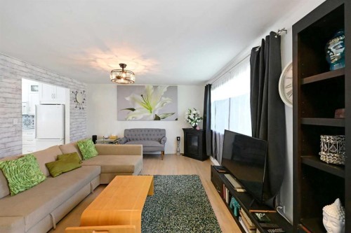 4420 3 Street Ne, Calgary, AB - Indoor Photo Showing Living Room