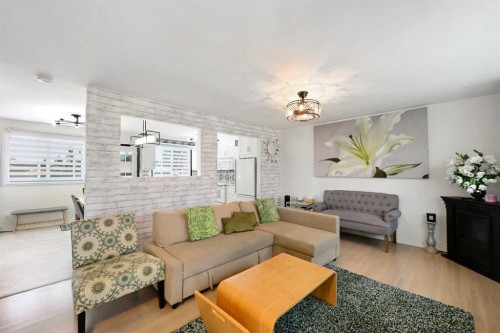 4420 3 Street Ne, Calgary, AB - Indoor Photo Showing Living Room
