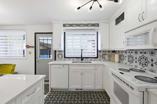4420 3 Street Ne, Calgary, AB - Indoor Photo Showing Kitchen