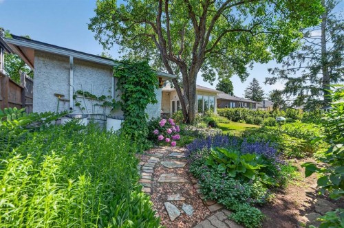819 Thorneycroft Drive Nw, Calgary, AB 