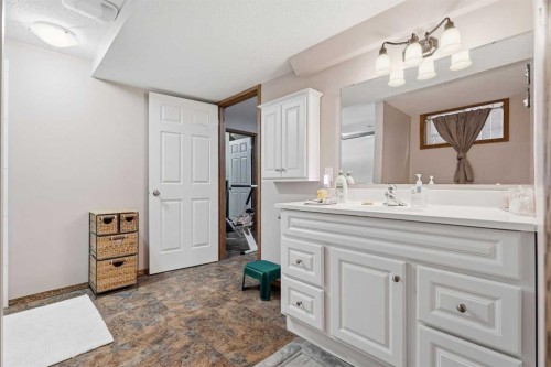 1706 3 Avenue Se, High River, AB - Indoor Photo Showing Bathroom