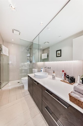 2804-901 10 Avenue Sw, Calgary, AB - Indoor Photo Showing Bathroom