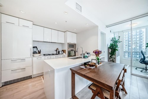 2804-901 10 Avenue Sw, Calgary, AB - Indoor Photo Showing Kitchen With Upgraded Kitchen