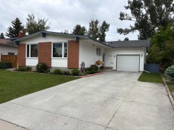 1032 Cantabrian Drive SW Calgary, AB T2W 1L7