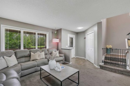 12 Copperfield Rise Se, Calgary, AB 