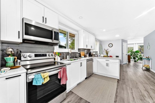19 Berwick Crescent Nw, Calgary, AB - Indoor Photo Showing Kitchen