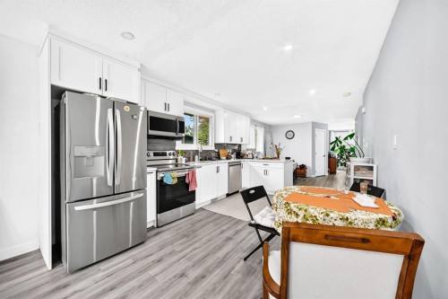 19 Berwick Crescent Nw, Calgary, AB - Indoor Photo Showing Kitchen With Upgraded Kitchen