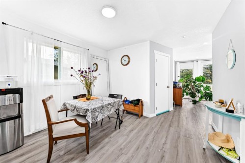 19 Berwick Crescent Nw, Calgary, AB - Indoor Photo Showing Dining Room