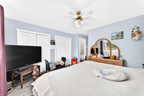 19 Berwick Crescent Nw, Calgary, AB - Indoor Photo Showing Bedroom