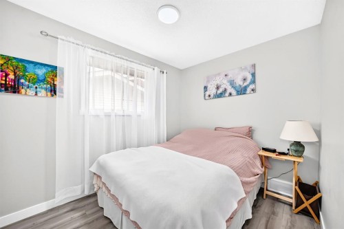19 Berwick Crescent Nw, Calgary, AB - Indoor Photo Showing Bedroom