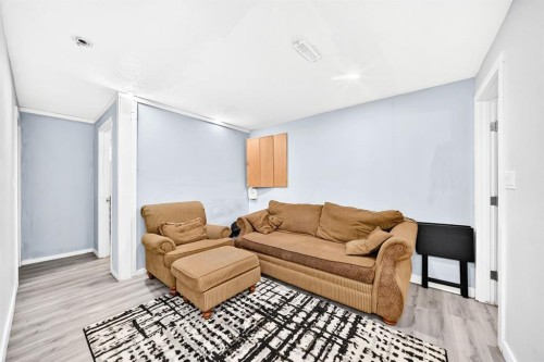 19 Berwick Crescent Nw, Calgary, AB - Indoor Photo Showing Living Room