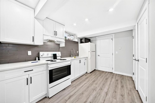 19 Berwick Crescent Nw, Calgary, AB - Indoor Photo Showing Kitchen