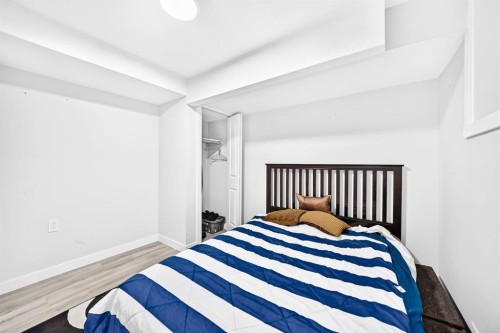 19 Berwick Crescent Nw, Calgary, AB - Indoor Photo Showing Bedroom