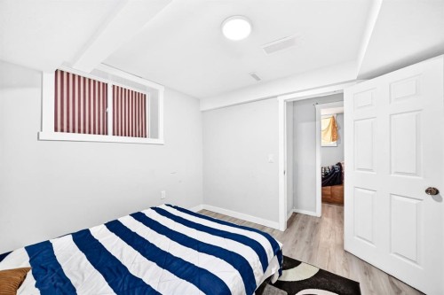 19 Berwick Crescent Nw, Calgary, AB - Indoor Photo Showing Bedroom